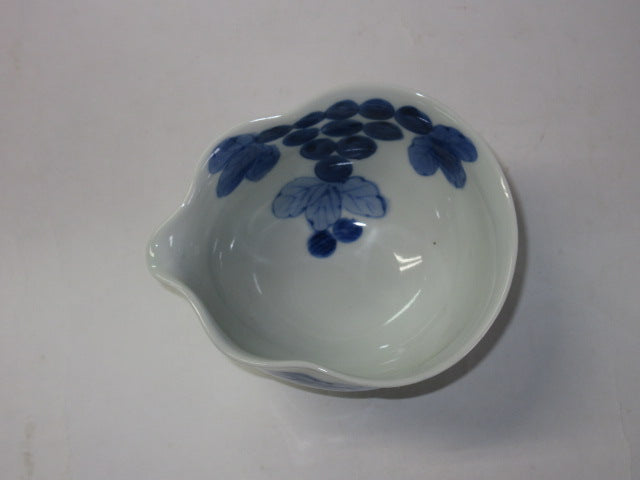 Sometsuke Grape Gourd-shaped Rim Small Bowl / 染付ぶどう瓢片口小鉢