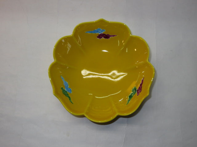 Deep Yellow Glaze Cloud Painting Triangular Persimmon-shaped Small Bowl / 濃黄釉雲絵三方木瓜小鉢