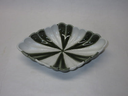 Oribe Glaze Parrel Chrysanthemum Carved Diamond-shaped Individual Plate / 織部釉ﾊﾟｰﾙ菊彫菱型銘々皿